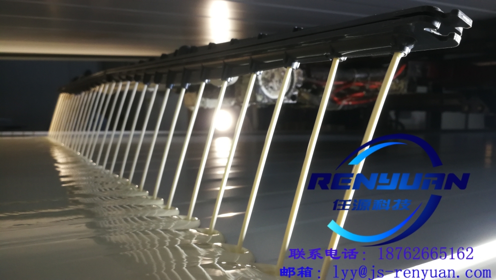 聚氨酯夾芯板生產(chǎn)澆注...