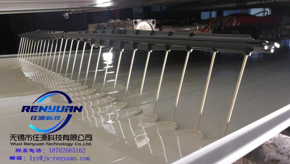 聚氨酯夾芯板生產(chǎn)澆注...